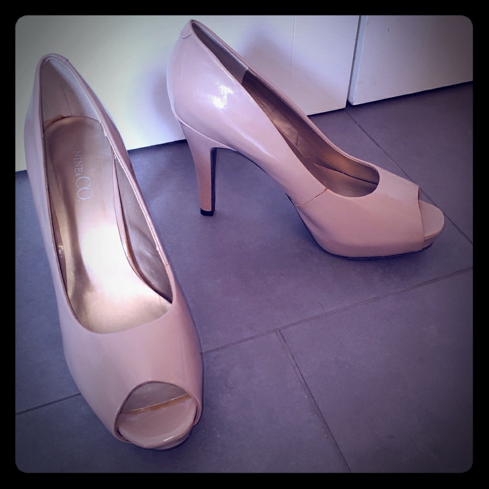 Nine & CO womens 8.5M Camel 3 inch heels.